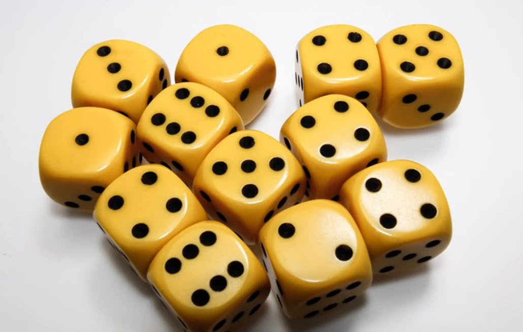Chessex - Opaque 16mm d6 Dice 12-Piece Set - Yellow/Black - Image 2
