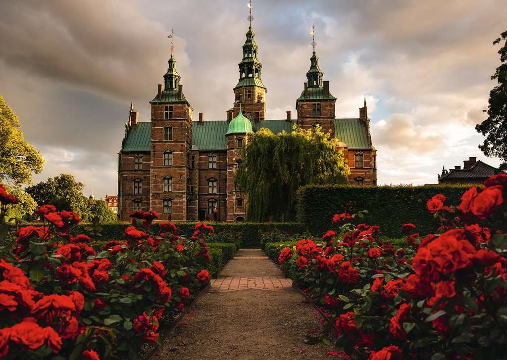 Ravensburger - Rosenborg Castle Denmark - Beautiful Castles 1000 Piece Jigsaw - Image 2
